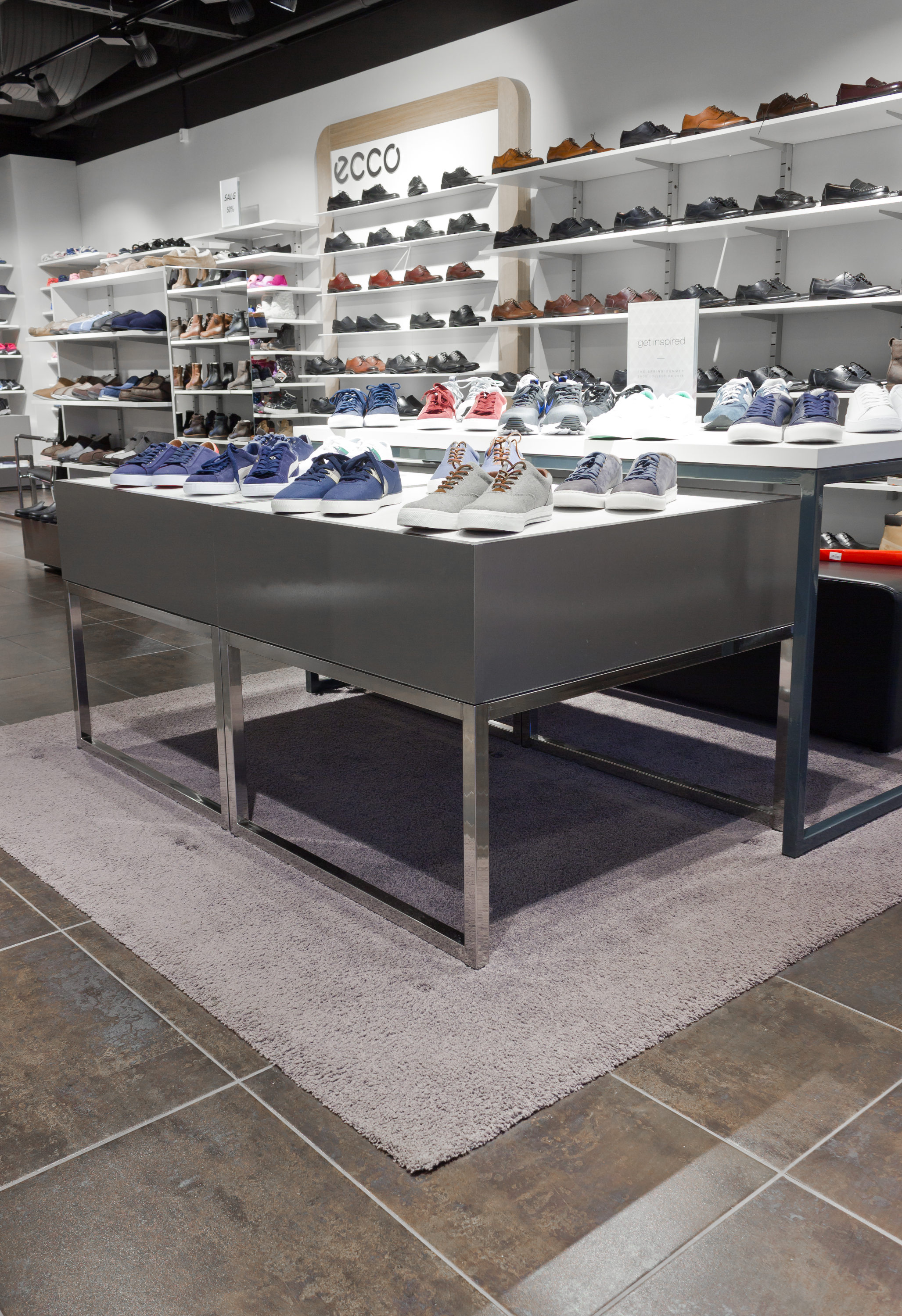 EKSKLUSIVT:Polyflor har levert to avpassede tepper fra Vorwerk: Rug 5P12 2200 mm x 2600 mm. Teppet er fra Vorwerks forbrukersortiment, men holder meget høy kvalitet og kan også brukes i kommersielle lokaler.