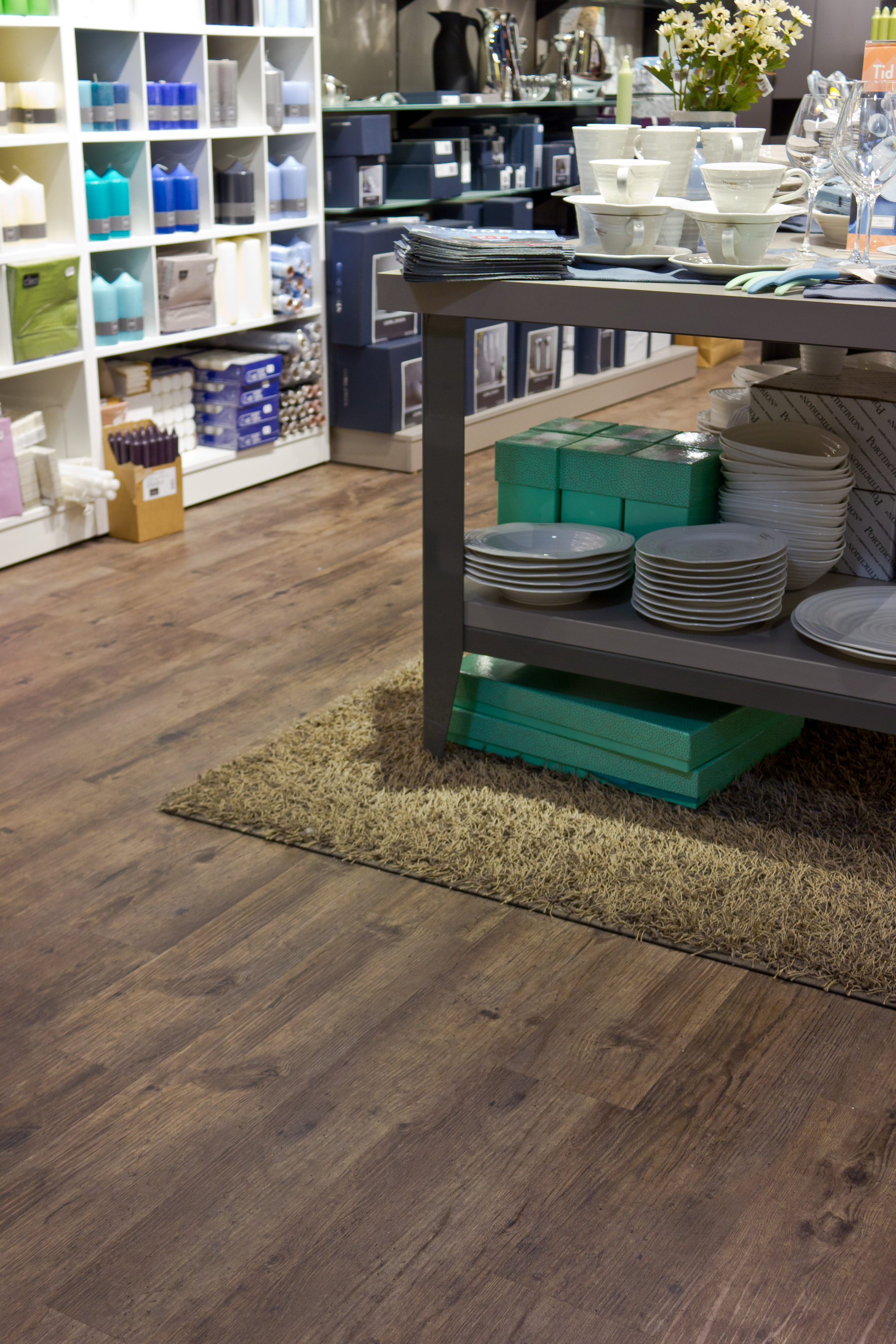 TILBORDS: Kjeden har siden 1976 solgt kjøkkenartikler og interiørprodukter. Butikken på Fornebu S er innredet med et LVT-gulv i 2,5 mm tykkelse som minner om værslitt eikplank (4019 Weathered Country Plank).