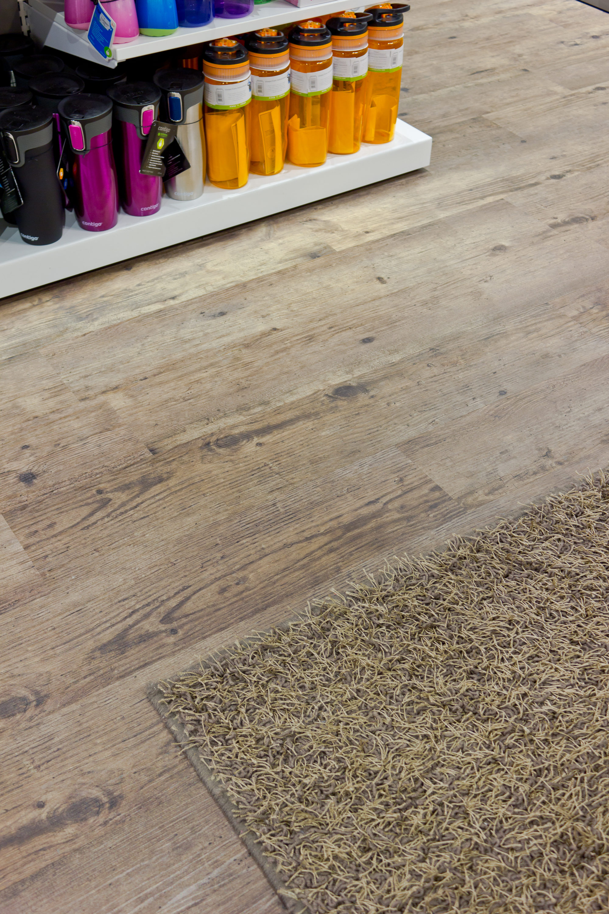 GJENBRUK: Polyflor Expona Commercial lages i 152 mm x 941 mm store staver og går i sliteklasse 23/34/42. Gulvet oppnår klasse A+ i BREEAM-sertifiseringessystemet og består av 40 prosent gjenvunnet materiale.
