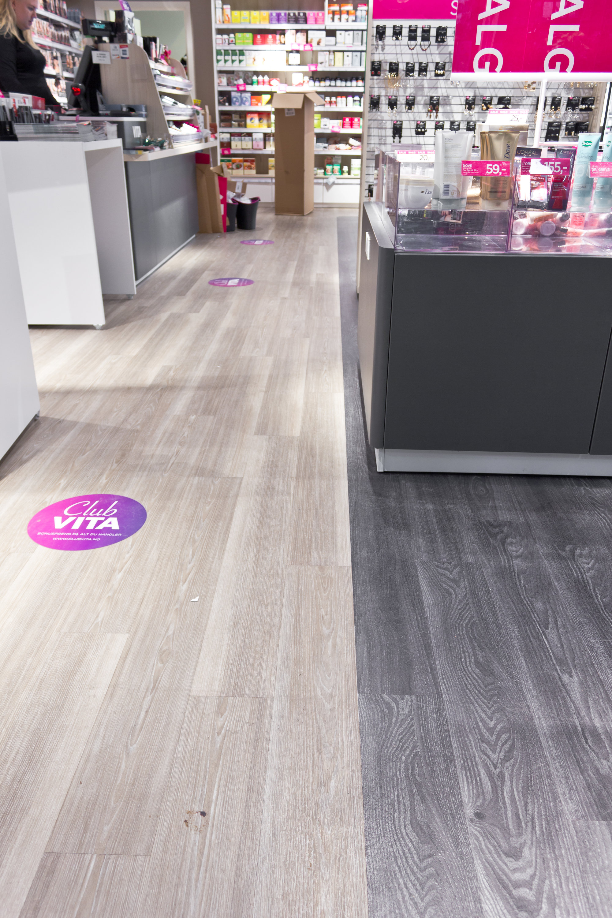 TOFARGET: I Vita-butikken brukes Polyflor Expona Design i to farger. Hoveddelen av gulvet er i en lys grå variant, 6164 Grey Ash, mens et sentralt plassert felt har de mørkere stavene 6183 Black Elm.