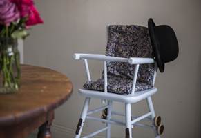 Velbrukte stoler får sjarmen tilbake ved hjelp av maling og farger. 