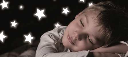 Barn kan være glade i å ha litt lys på soverommet. Selvlysende produkter kan i nattemørket gi en positiv dytt til barns livlige fantasi. Lysende stjerner, sommerfugler og andre hyggelige barnemotiver gir gode følelser når barnet skal sove.