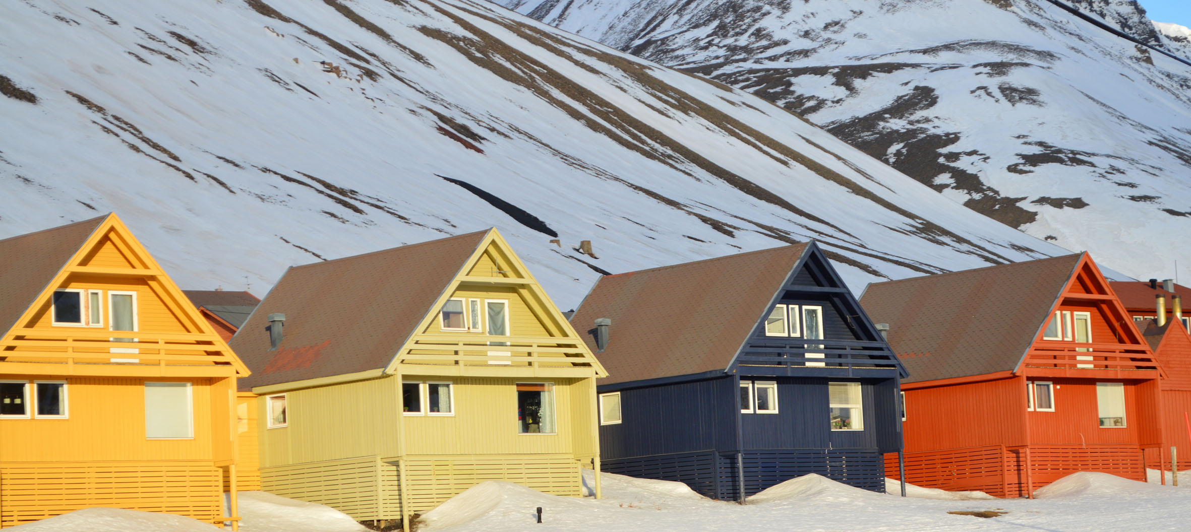 N&aring;r fargene brukes bevisst, tilf&oslash;rer de landskapet en ekstra kvalitet. Slik som her, hvor Grete Smedal har jobbet p&aring; lag med b&aring;de natur og arkitektur p&aring; Svalbard.