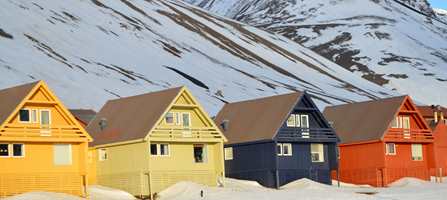 Når fargene brukes bevisst, tilfører de landskapet en ekstra kvalitet. Slik som her, hvor Grete Smedal har jobbet på lag med både natur og arkitektur på Svalbard.
