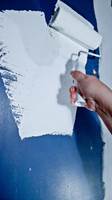 Skal du sette opp lyse tapeter på et mørkt eller mønstret underlag, er det en fordel å først male veggen i en lik farge slik at det ikke kommer en annen farge igjennom tapetet.