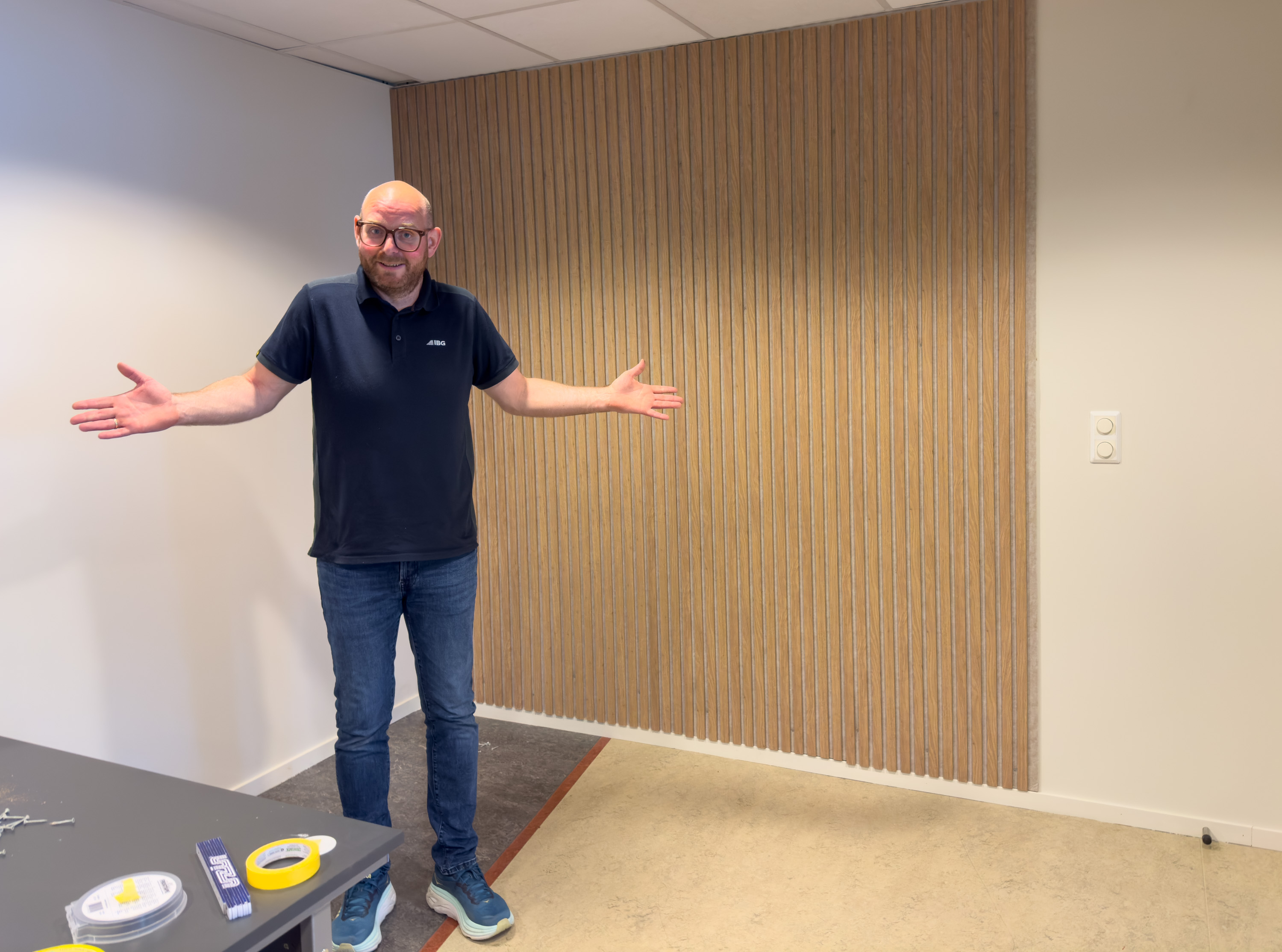 Owe Busland poserer foran ferdig spilevegg