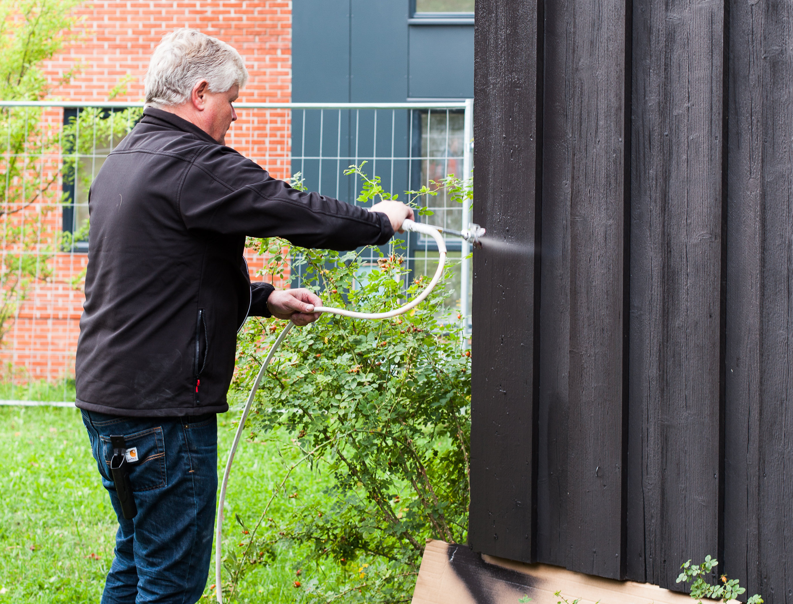 Både den rimelige og den noe dyrere varianten av malesprøyten er enkle å bruke. Det går raskere enn du skulle tro!