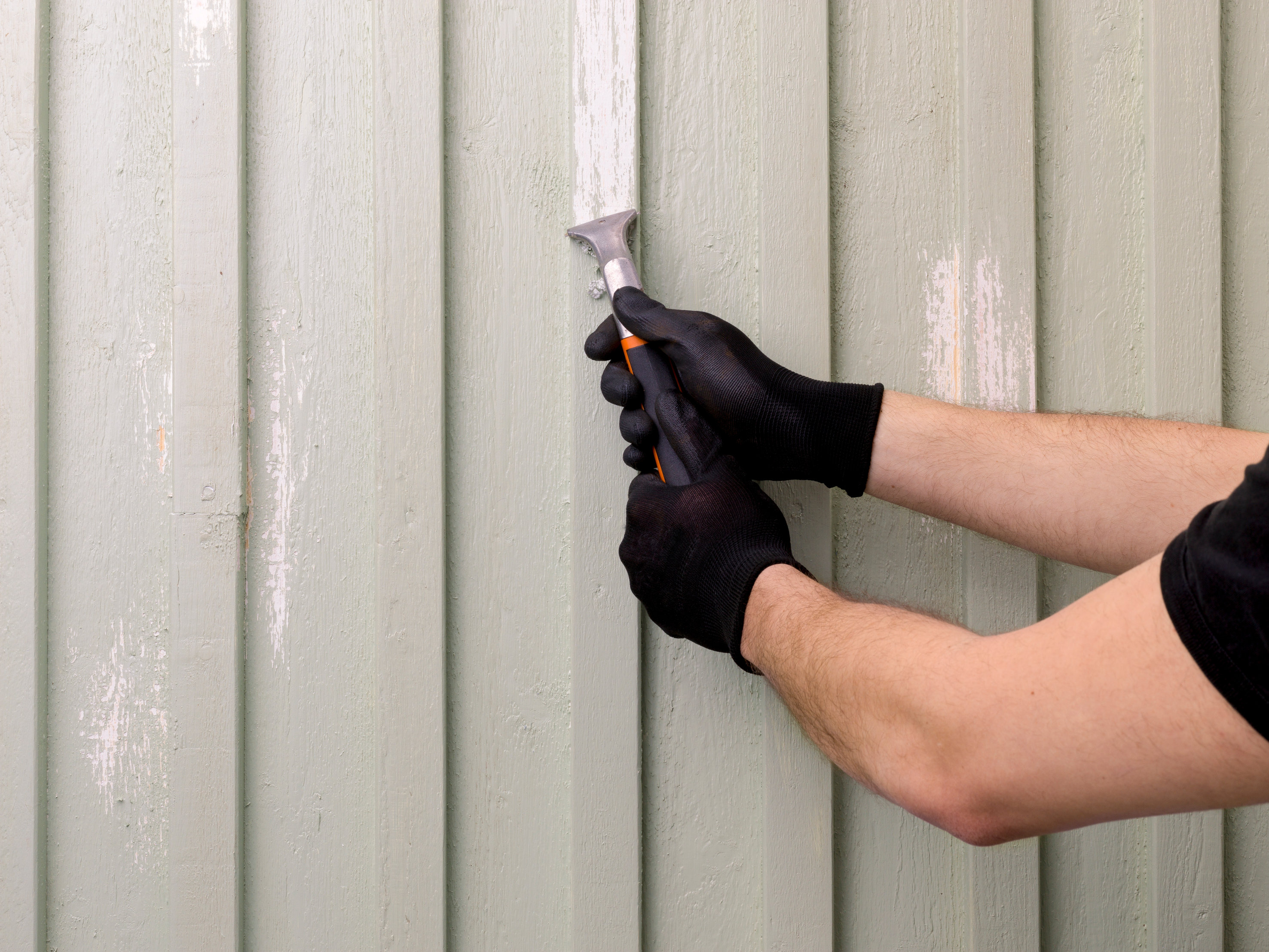 Gammel, løs maling må skrapes vekk før ny behandling påføres. 