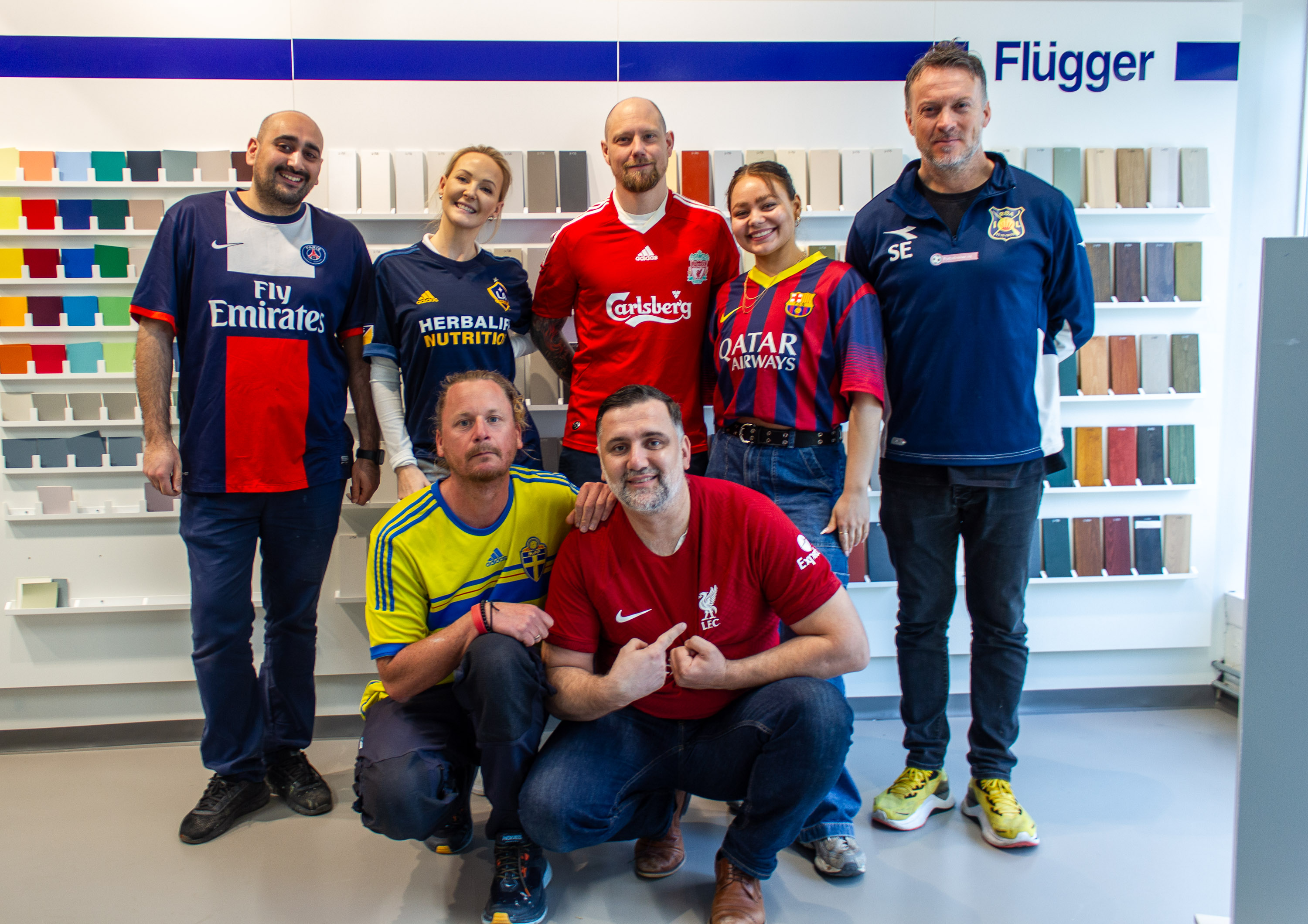Ansatte og Butikkansatte hos Flügger Norge poserer under Fotballtrøyefredag 2024.