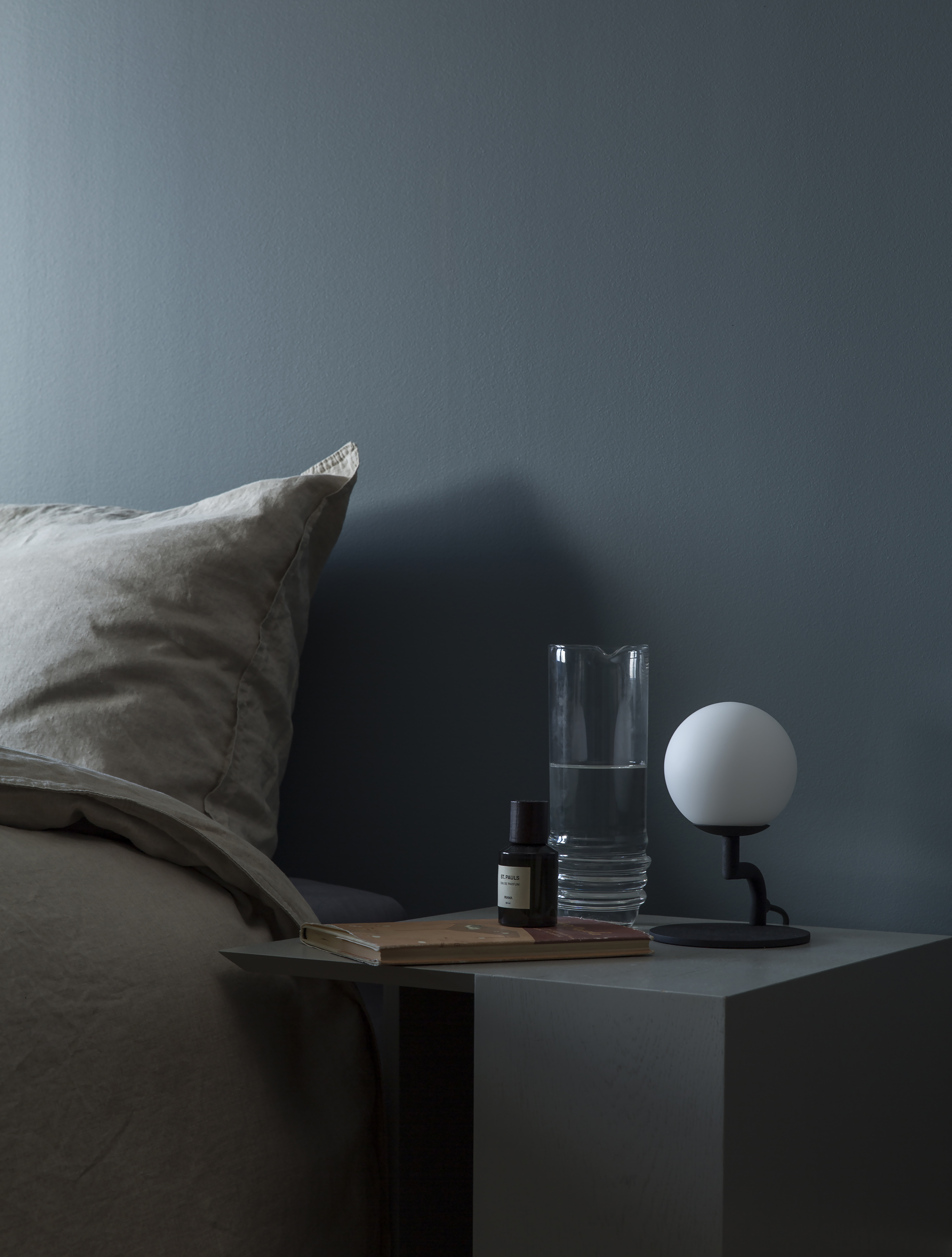 Mørke farger på soverommet