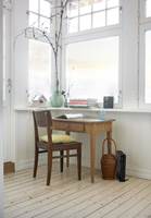 <b>LYST OG ROLIG:</b> Lyse farger og ingen gardiner sørger for maksimal lysutnyttelse, mens treverk i gulv og møbler er varme innslag. 