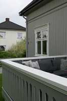 <b>PENT:</b> Til et malt hus er det pent med malt rekkverk rundt terrassen. (Foto: Bjørg Owren/ifi.no)