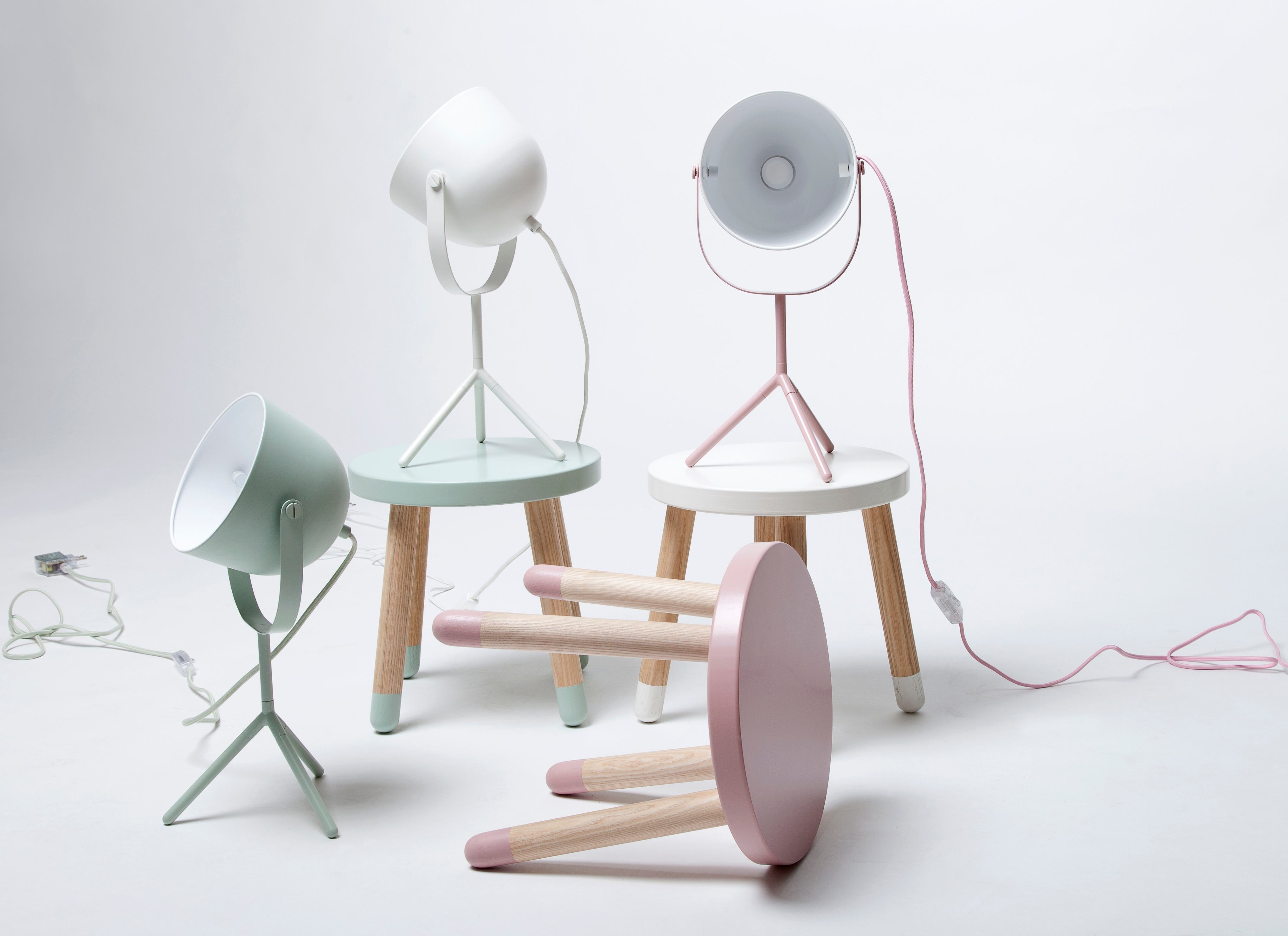 Det er ikke bare vegger som kler turkis og rosa. Hos Bohus finner du disse lampene og krakkene.