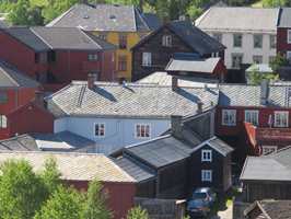 TRADISJONER: Innslag av grå hus skaper «luft» og fin variasjon til varme jordfarger  på Røros.