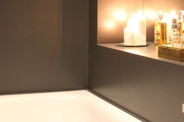 LUKSUS: Med badekaret omgitt av mørke vegger og en nisje med tente lys kommer følelsen av luksus og nytelse. (Foto: Trine Midtsem/ifi.no)