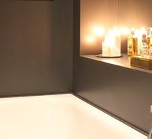 <b>LUKSUS:</b> Med badekaret omgitt av mørke vegger og en nisje med tente lys kommer følelsen av luksus og nytelse. (Foto: Trine Midtsem/ifi.no)