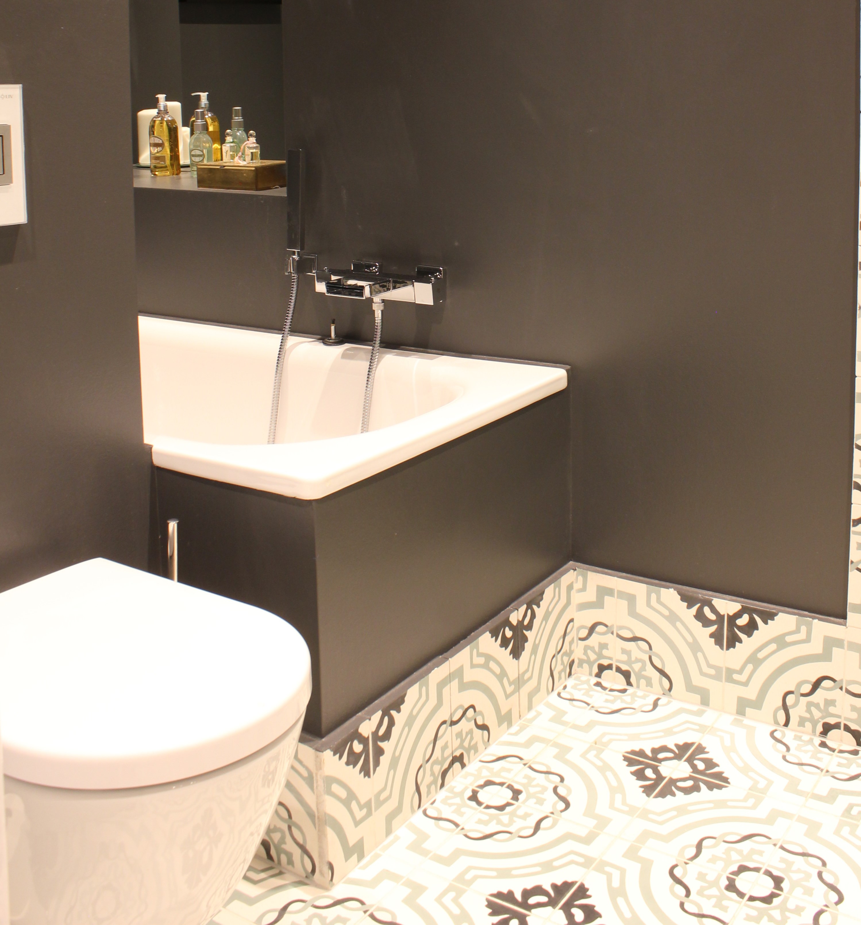 MØRKT: Det er ingen regel at veggene på badet skal være lyse. Her ble de malt brune og fargen ble tatt ut etter flisene. (Foto: Trine Midtsem/ifi.no)