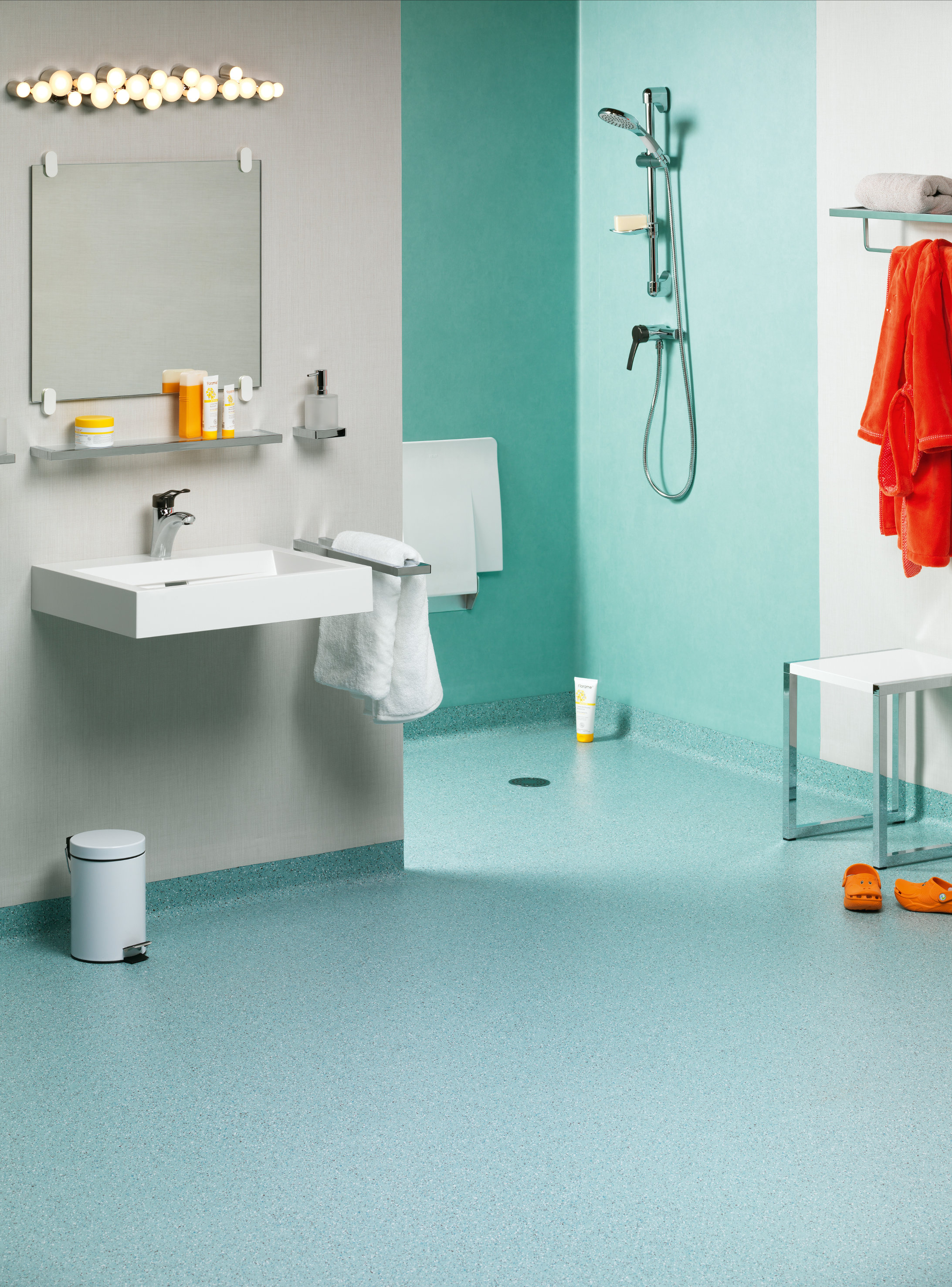 TETT OG TRYGT: Våtromvinyl er en vinyl som er helt vanntett. Det betyr at du ikke trenger å tenke på vannlekkasjer og fuktskader i dusjen. 