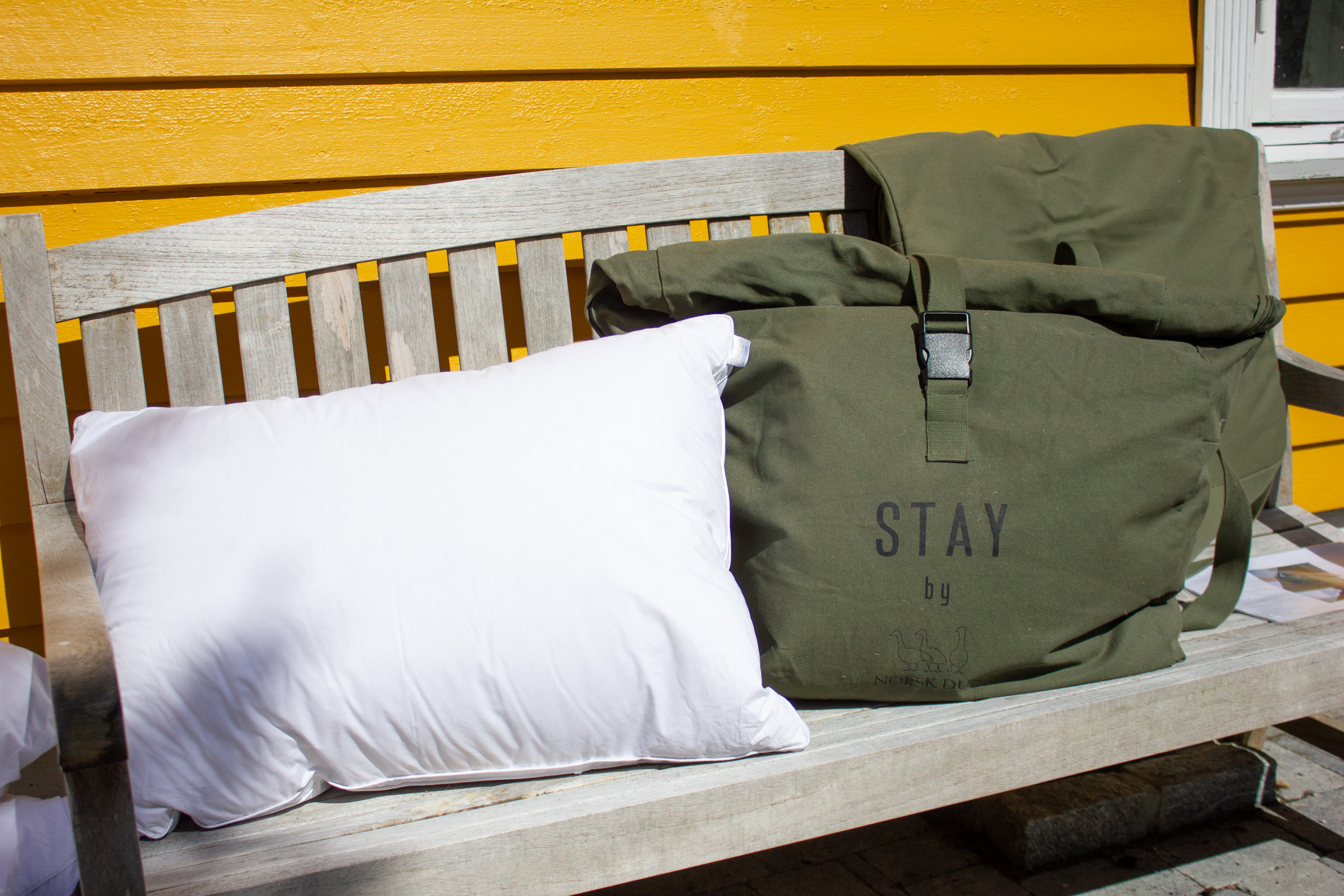 dunpute ved siden av en pose med dun