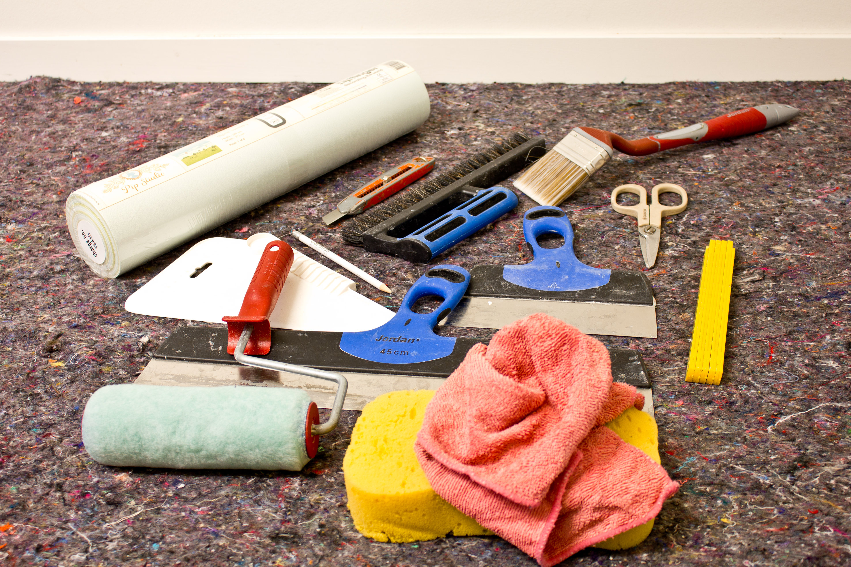  HANDLELISTE:  Til tapetseringen trenger du en del verktøy. Det lønner seg alltid å ha alt verktøy for hånden før du setter igang. (Foto: Mari Rosenberg Andersen/ifi.no)