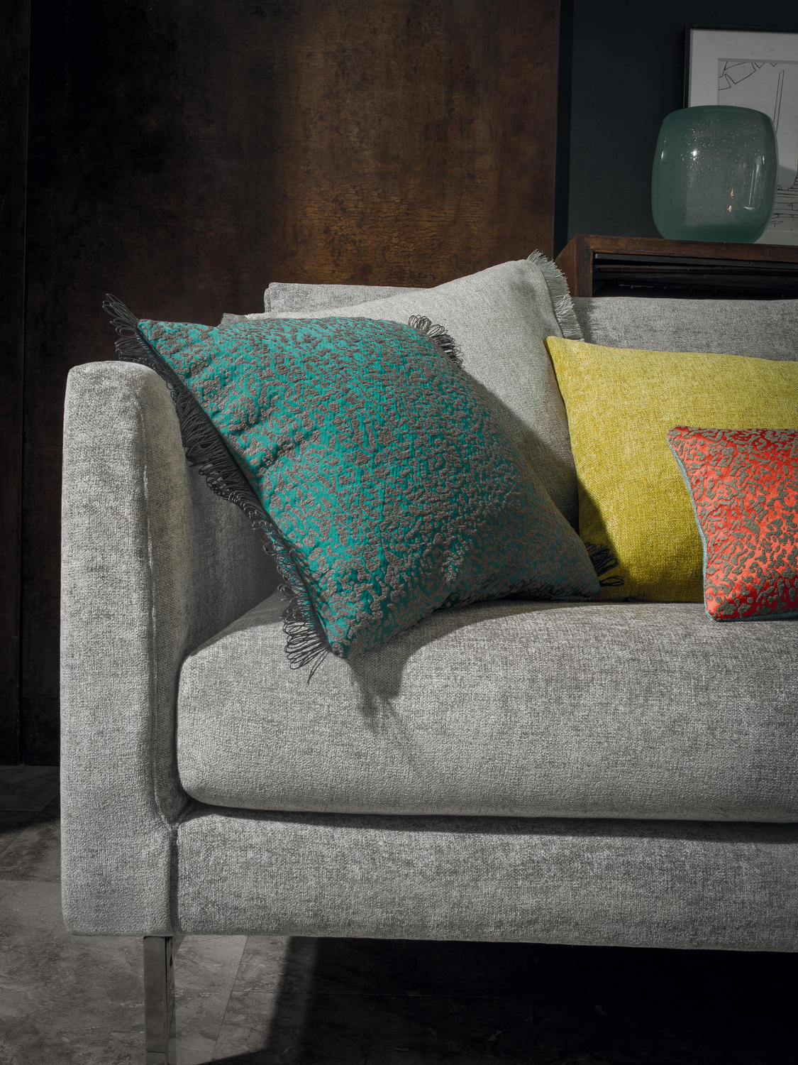 Puter og pledd i polstrende møbler vil også ta bort uønsket etterklang. Tekstiler fra Green Apple.