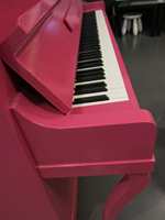 Et knall rosa piano spriter opp en hvilken som helst stue.