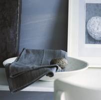 BLÅTT OG HVITT er klassiske farger på norske bad. Kombinasjonen av nyanser og materialer bestemmer stil og stemning. (Foto: Nordsjö)