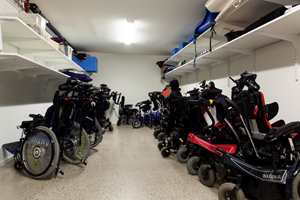 <b>GARASJE:</b> Frydenhaug er den eneste skolen i landet med egne rullestolgarasjer. De ville ha muligheten til å lagre utstyret slik at det ikke er i veien. Garasjene har ladere, slik at alle rullestolene er klare til bruk når de trengs.