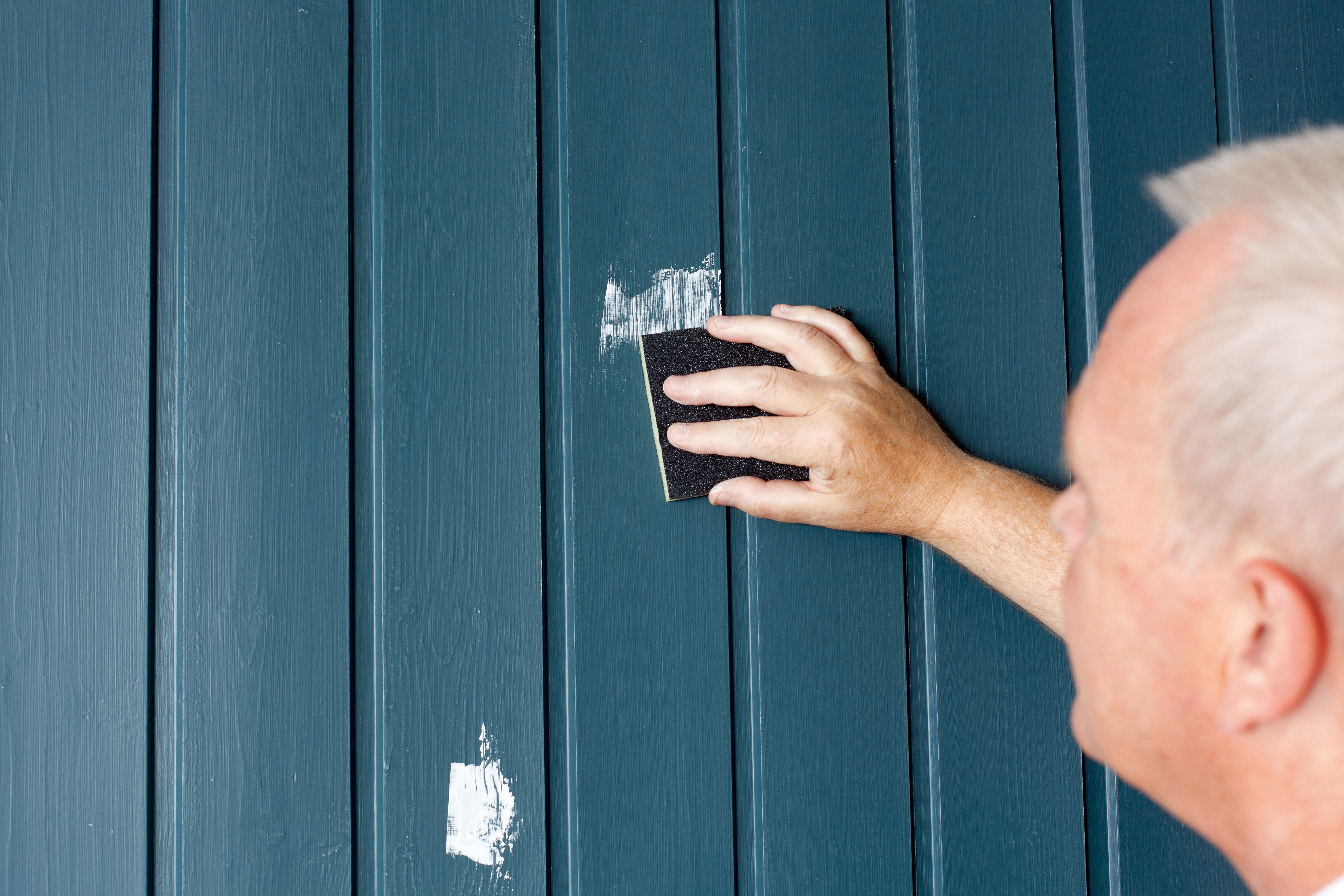 Ta fram slipepapiret og glatte over de stedene du har sparklet