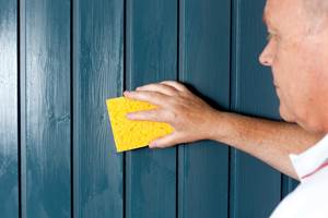 Rengjør veggen med et groft rengjøringsmiddel og en svamp, kost eller klut.