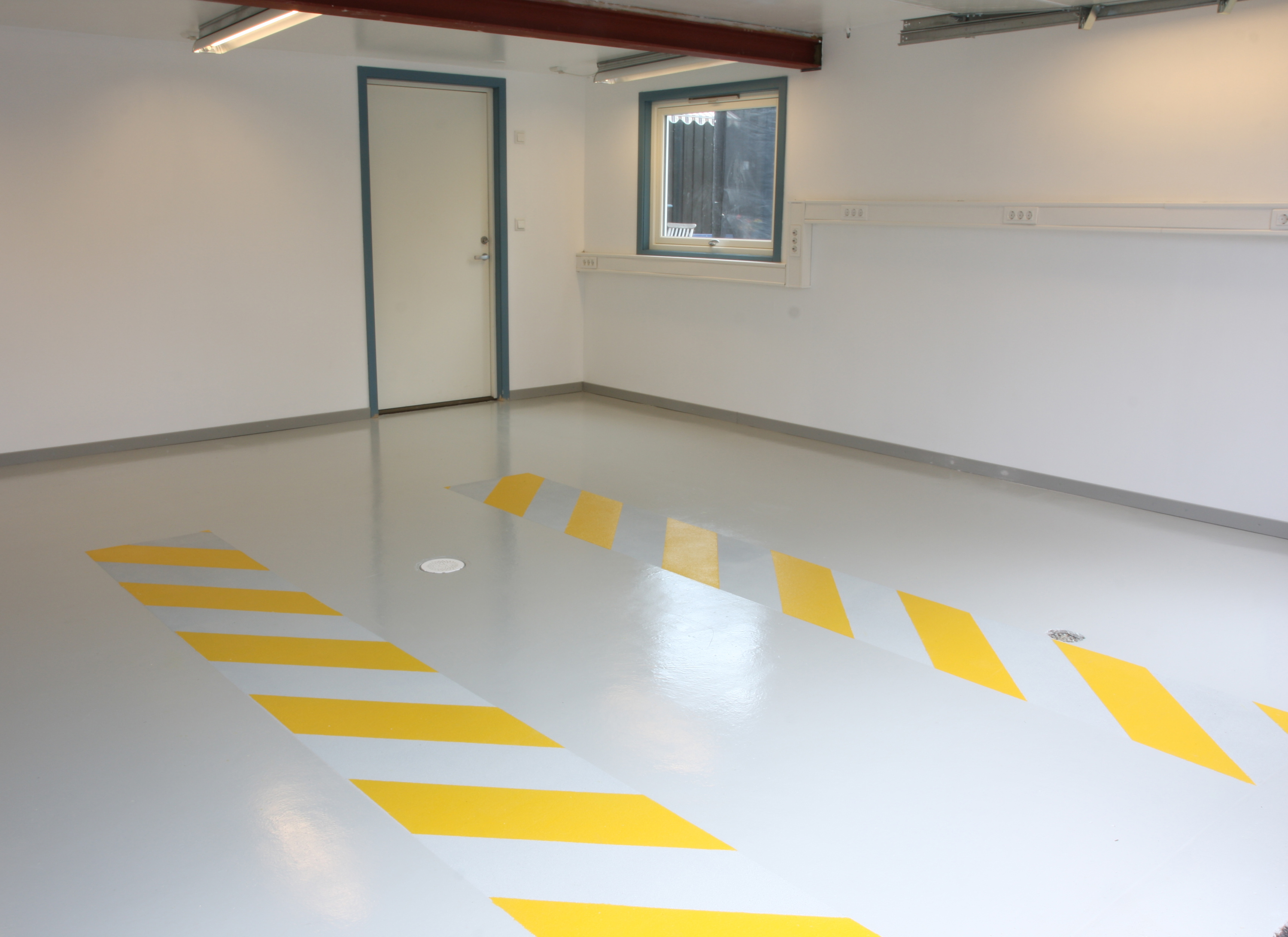 garasjegulv med striper 