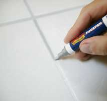 Når man maler fliser på badet, skjer det lett at også fugene blir malt. Takket være en spesiell penn som ligner på en tusjpenn er ikke det en katastrofe. Fugepennen kan også bruke for å friske opp grå eller hvite fuger som med årene er blitt litt skitne.