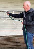FUKT TREVERKET: Det optimale været når du skal vaske terrassen er lett overskyet og duskregn. Er terrassen helt tørr må den forfuktes med en hageslange før du setter i gang.