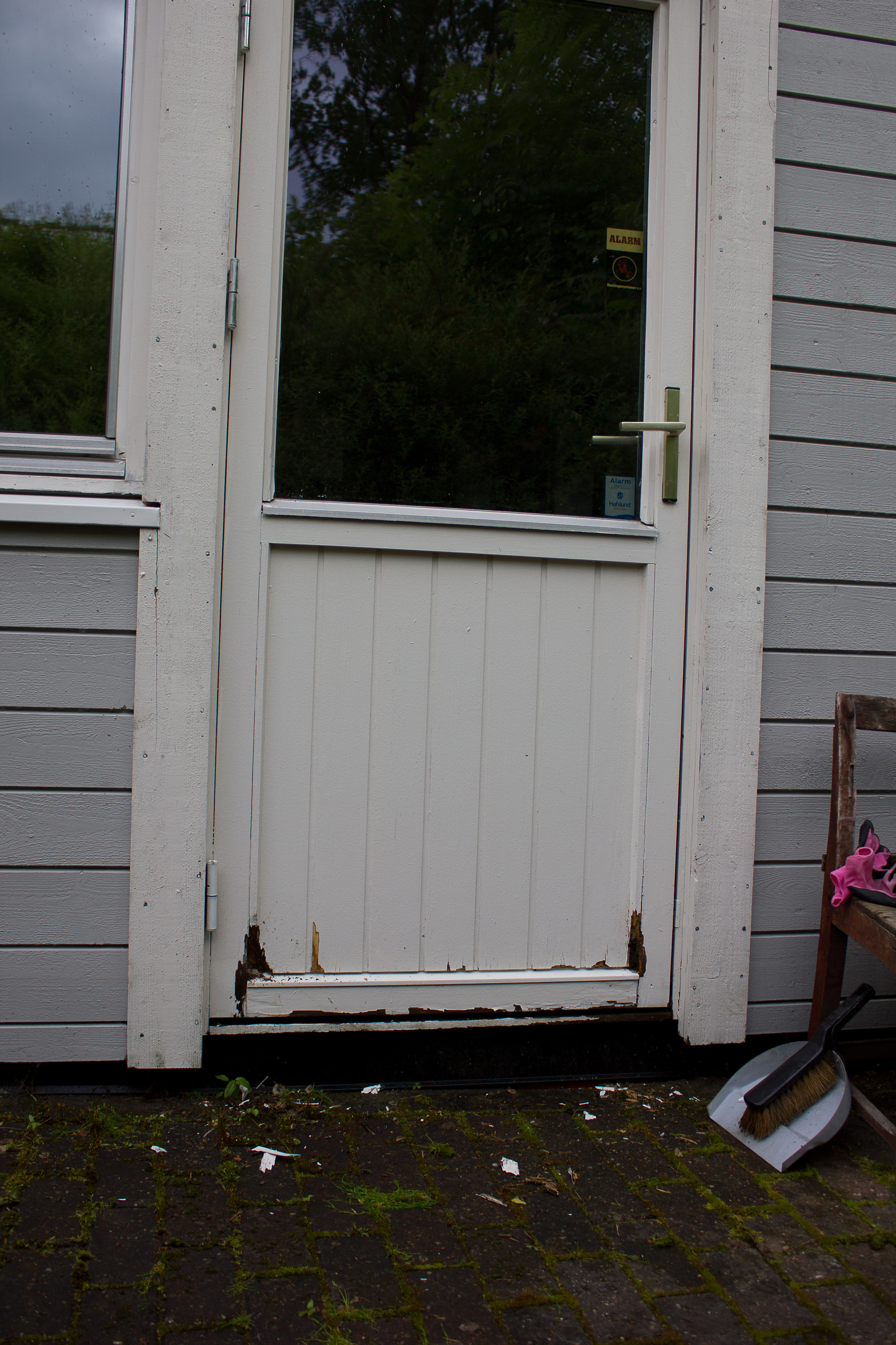 Under den løse malingen skjulte det seg gamle synder. Etter vask  var det klart at her må det  handles raskt. 