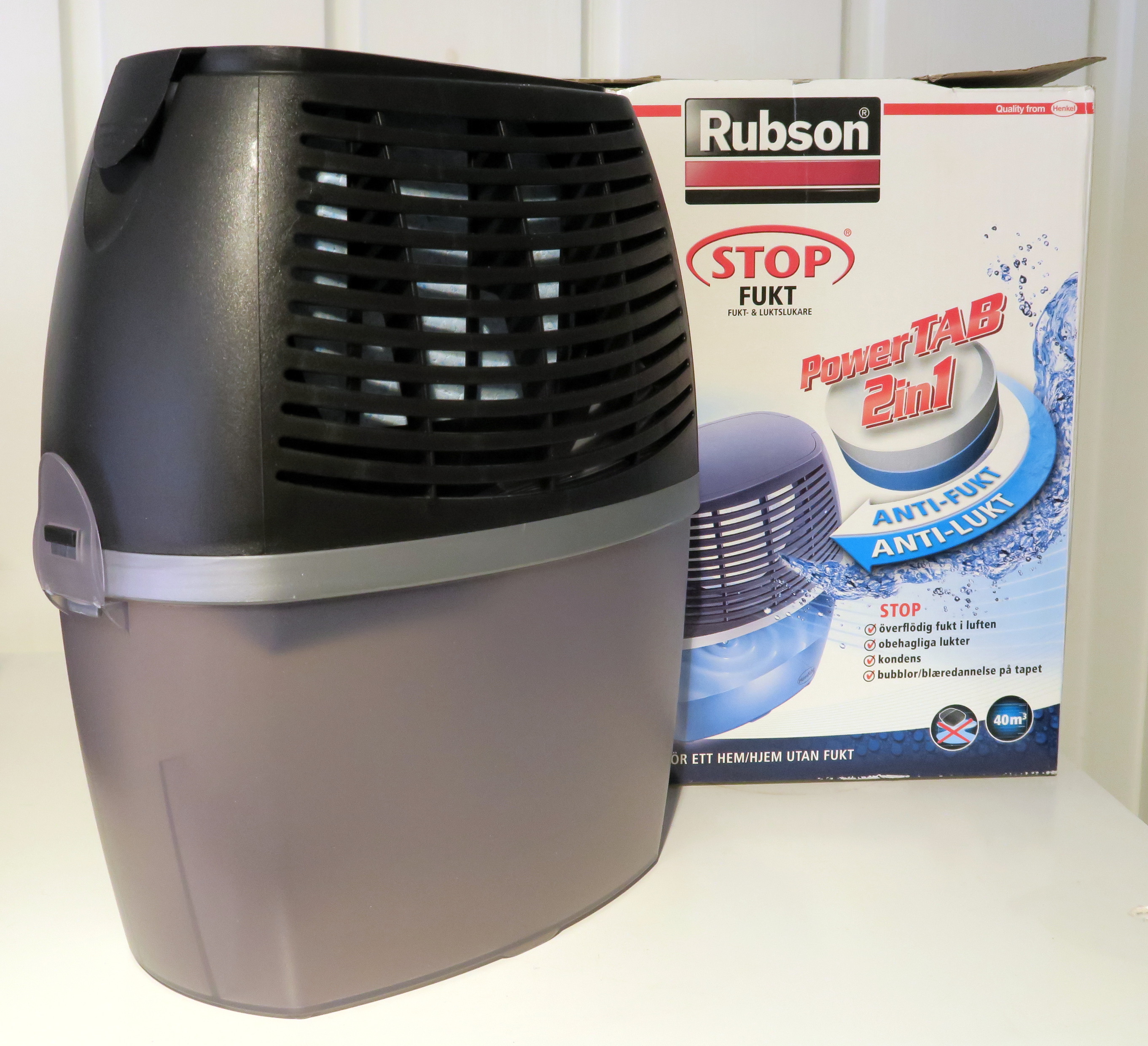 TAR BORT FUKT: Fuktslukeren fra Henkel sørger for at fukten i rommet reduseres. Den kan settes på badet, i kjelleren eller på hytta.