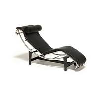 Le Corbusier begynte å eksperimentere med møbeldesign i 1928. Hans hvilestol er like populær i dag som den gangen. Stolens stålbuer flyter fritt på understellet i treverk og går trinnløst fra sittende til liggende stilling.