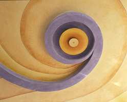 Taket i den runde restauranten på Hvalstrand bad er både formet og malt som en spiral i tidens farger.
