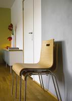 Stablestoler i bøyetre og forkrommet stål er veldig typiske møbler for perioden.