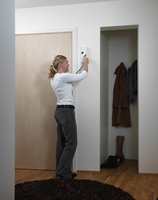 Garderoben er laget på samme smarte måte som døråpningene; med gips, sparkel og stålbeslag.