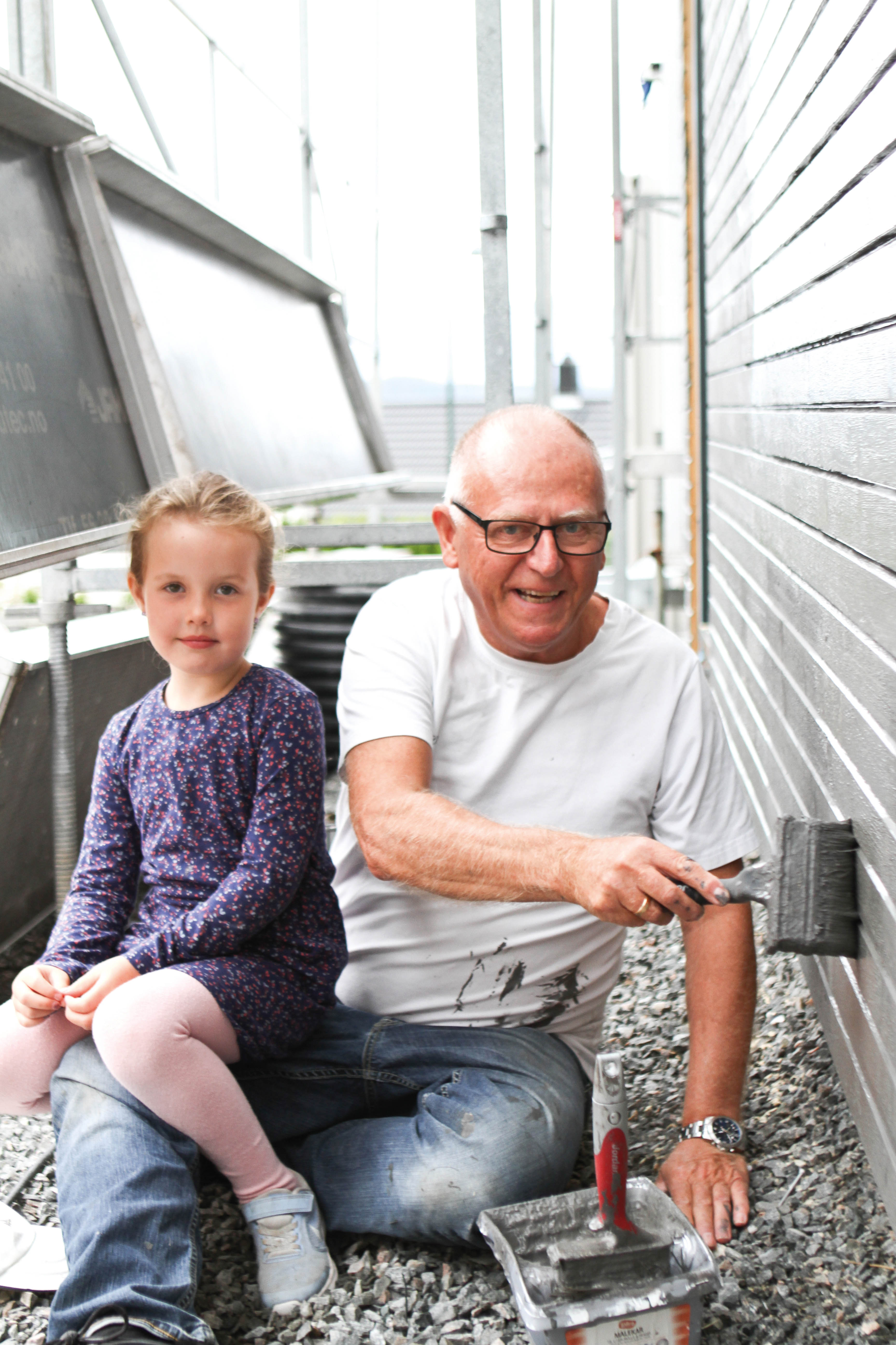 Dugnad når huset males