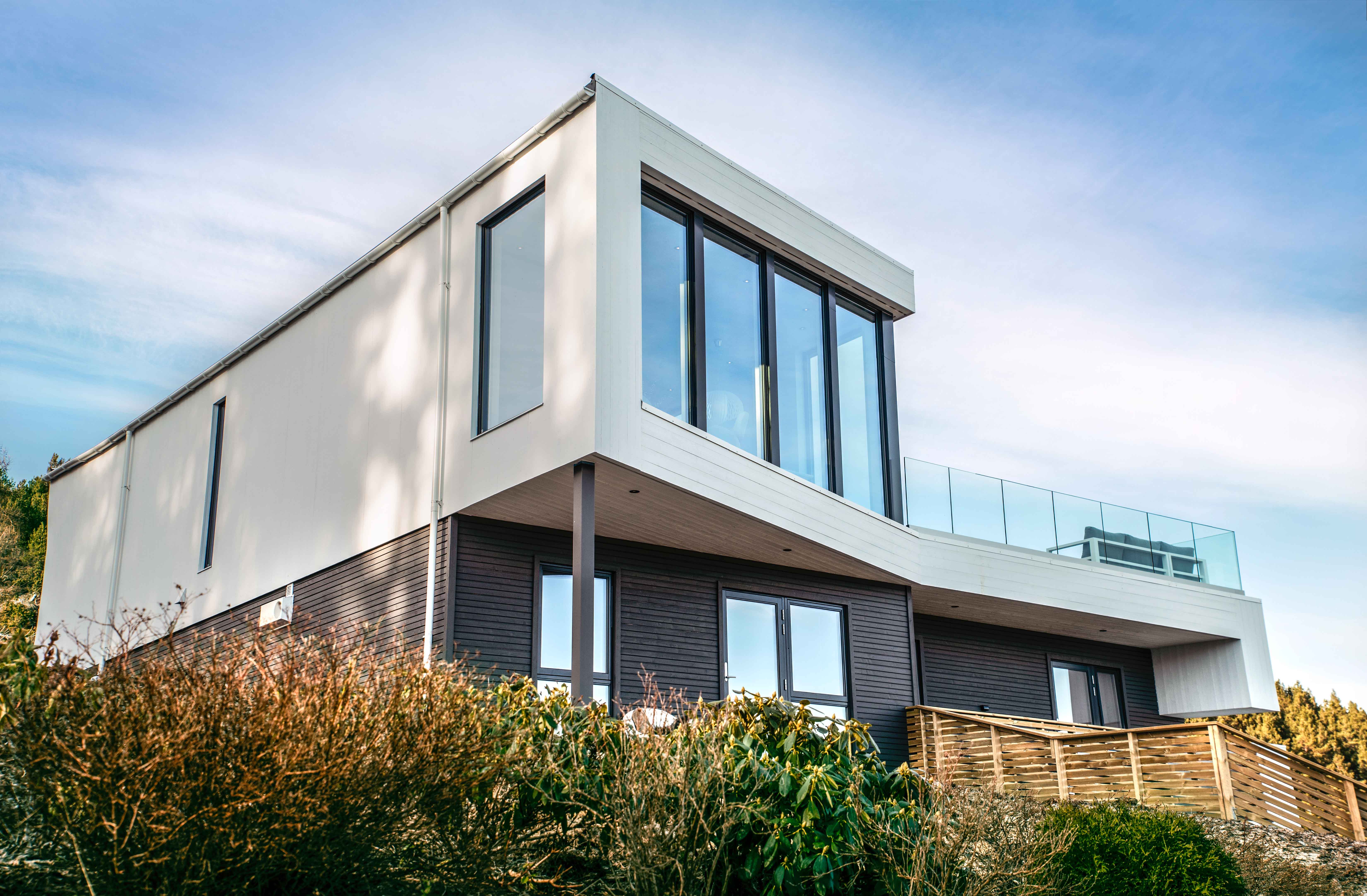 Bygget drømmeboligen – et tofarget og matt funkishus