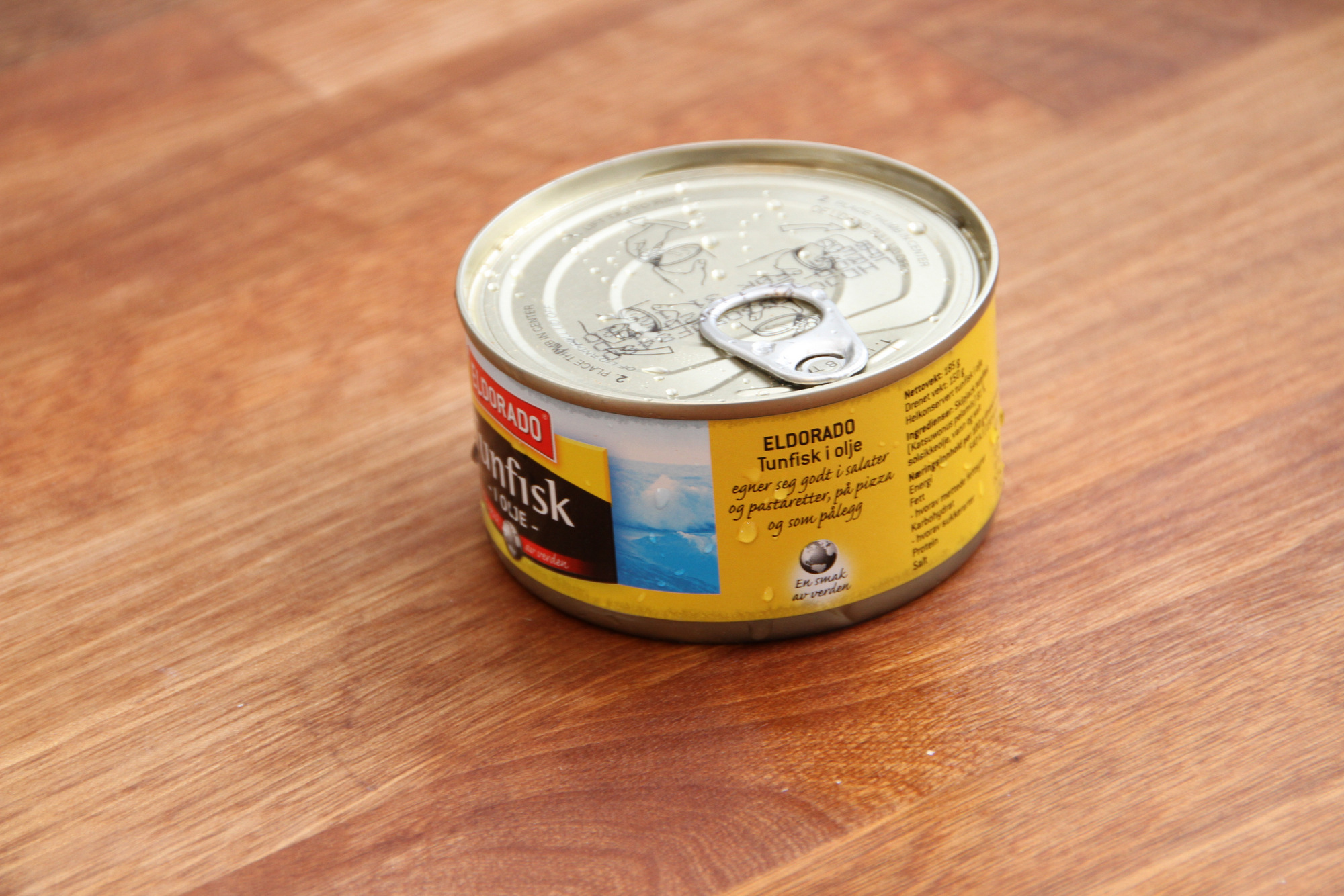 FY, FY: Å sette en våt hermetikkboks på en treplate er ikke så smart. – Det skjer en kjemisk reaksjon som gir merker, sier Klauseie.