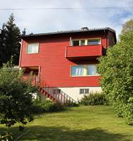 RØDT OG GULT: Det er ingen regel at røde hus skal ha hvit staffasjefarge. Her markerer gult vinduene fint, og skaper en rolig helhet.