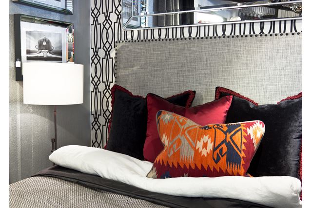 ENKELT: Det er enkelt å lage sin egen sengegavl også, ved å for eksempel trekke en plate i et flott tekstil. (Foto: Chera Westman/ifi.no, av Green Apple-tekstiler og -tapeter)