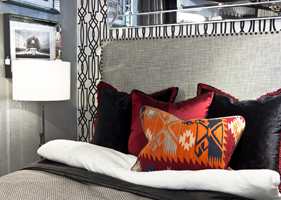 ENKELT: Det er enkelt å lage sin egen sengegavl også, ved å for eksempel trekke en plate i et flott tekstil. (Foto: Chera Westman/ifi.no, av Green Apple-tekstiler og -tapeter)