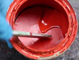 <b>SNERK:</b> Litt snerk betyr ikke at malingen er ødelagt. Men er den helt hard som her; Vekk med den boksen! (Foto: Robert Walmann/ifi.no)