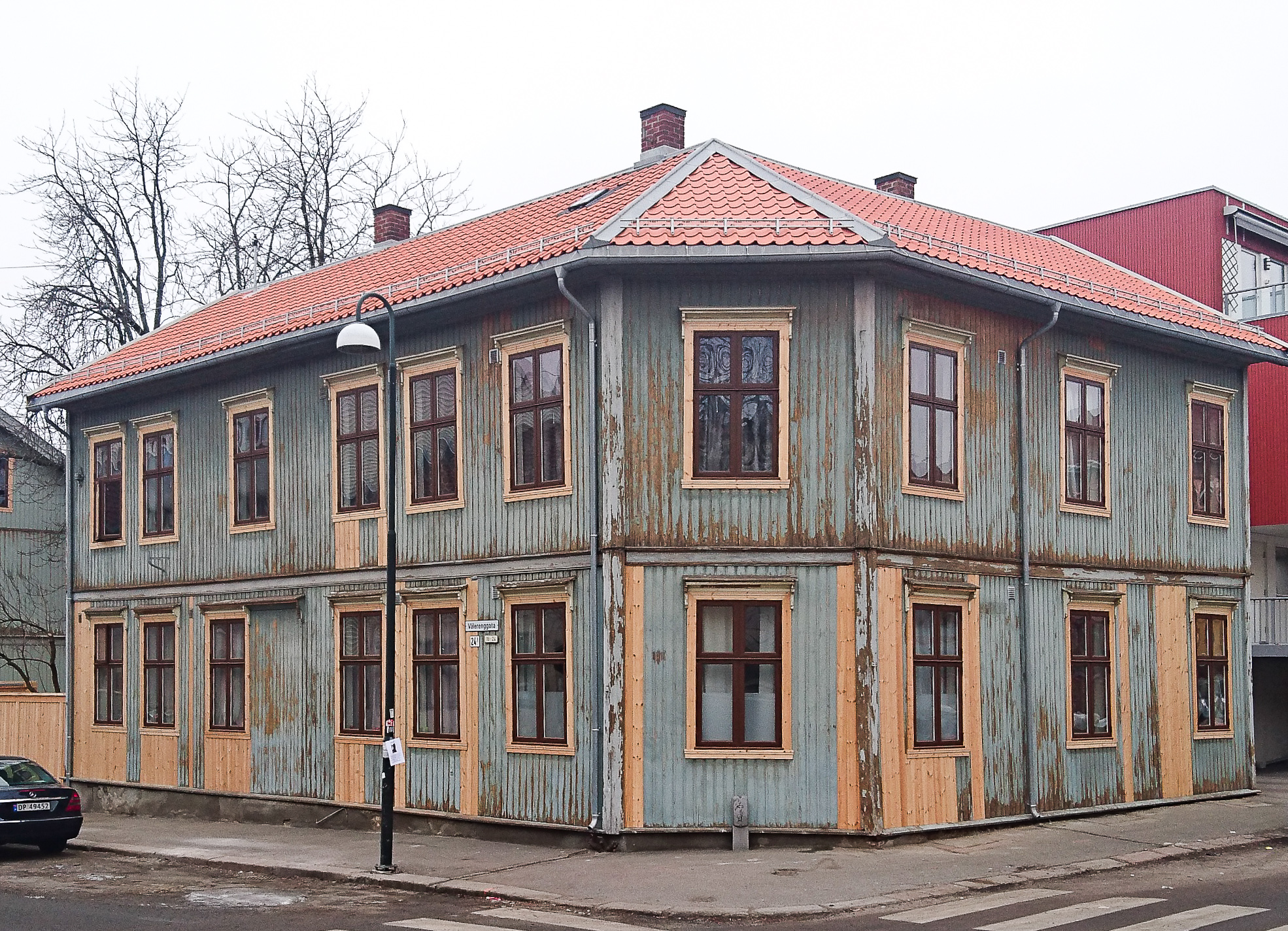 Nyskrapt og reparert  