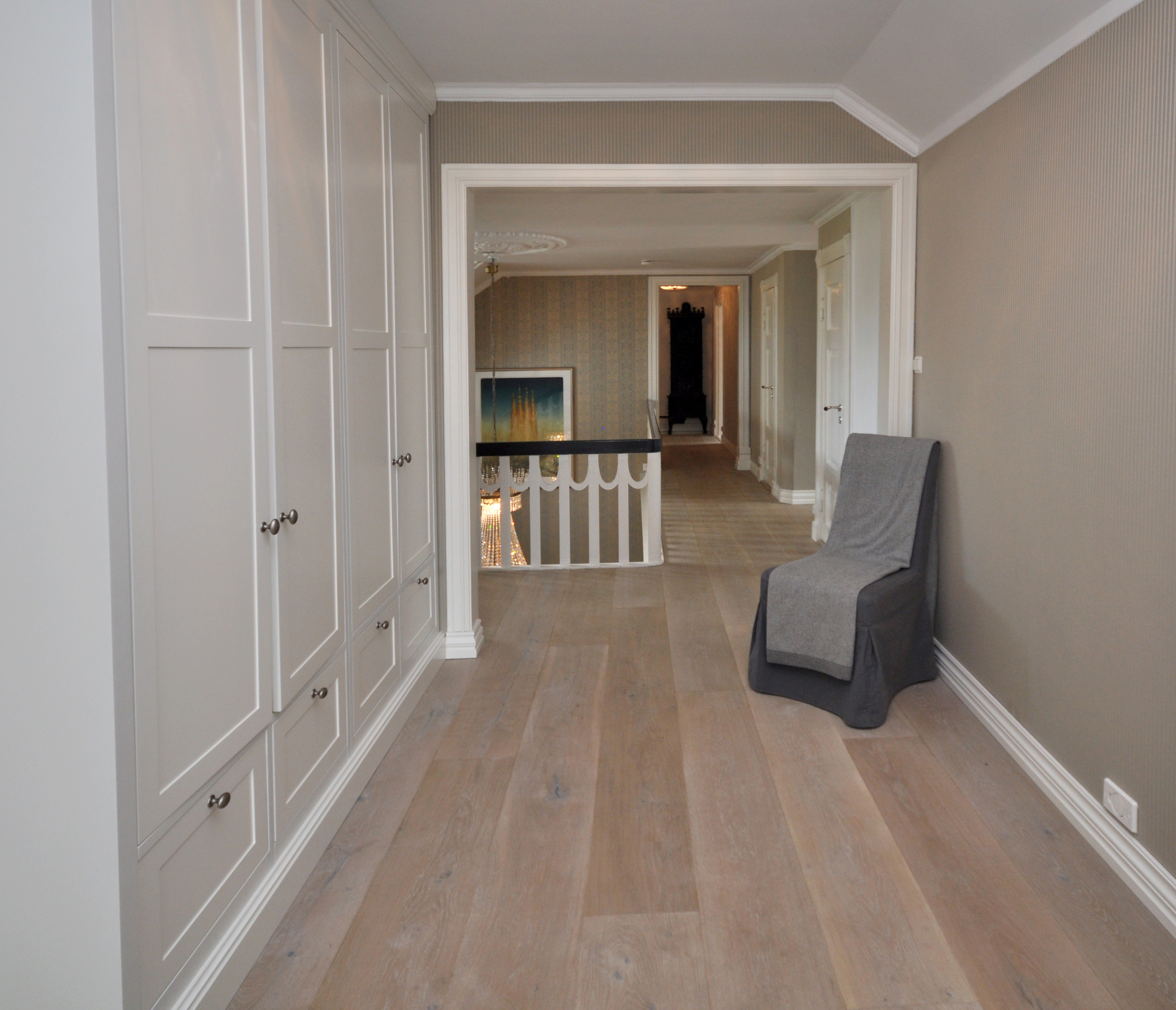 Paret ville ha en gjennomf&oslash;rt stil, og valgte samme gulv i hele huset.