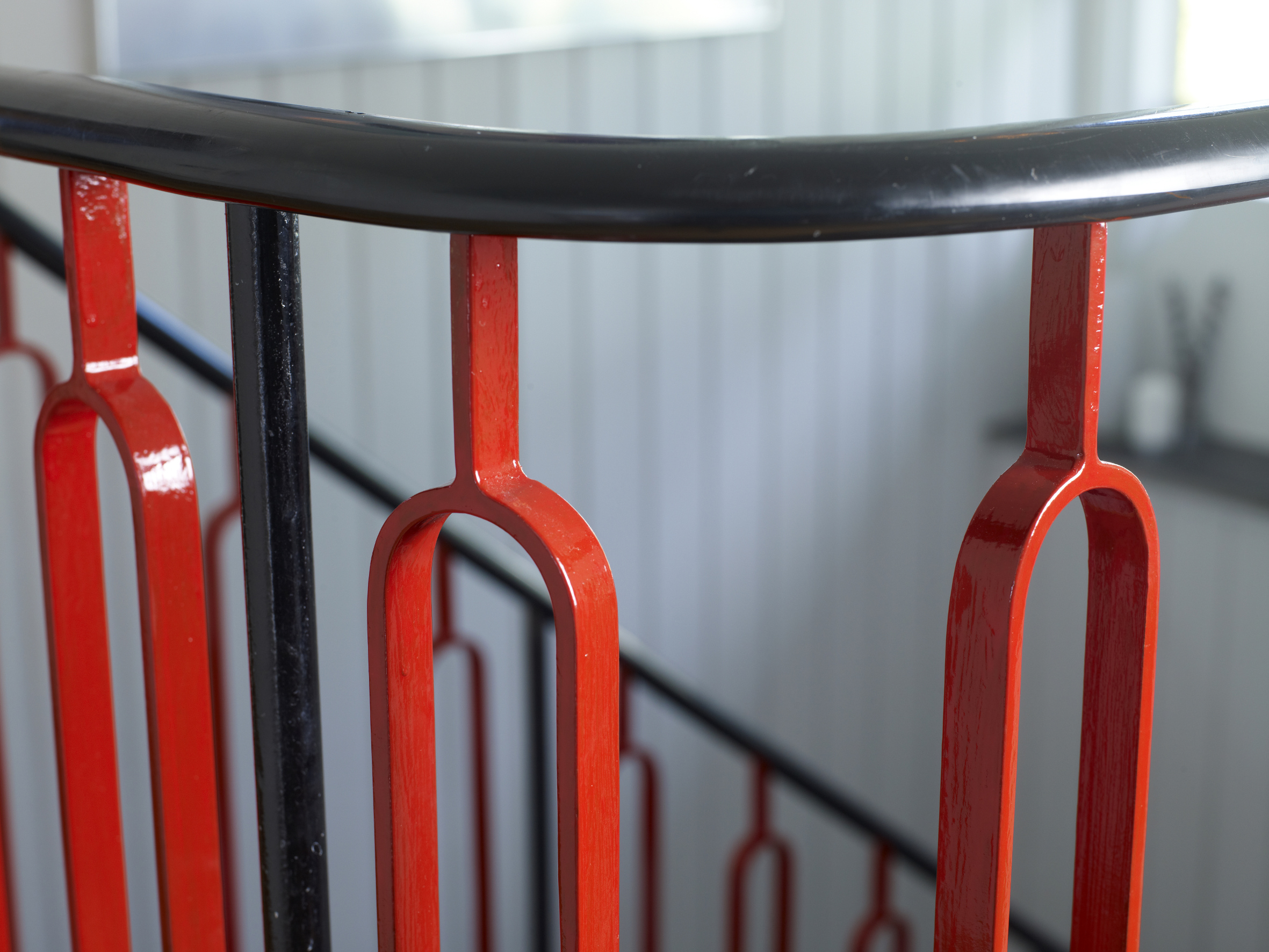 Sprossene i smijern kler forandringen, og står i stram, knallrød givakt – en fargebombe!