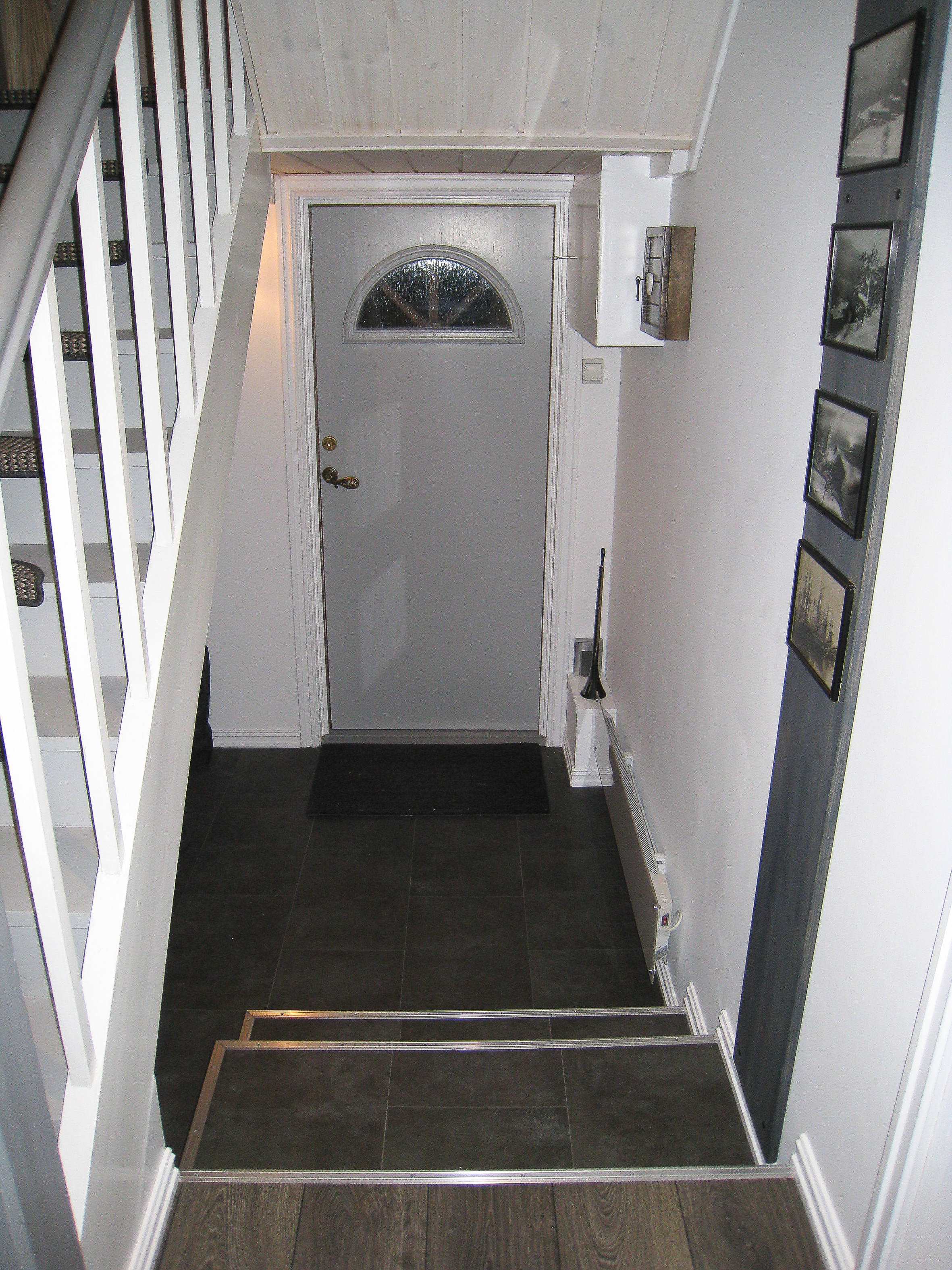 Inngangsdøren har samme farge som trappen og binder fargene i rommet sammen. 